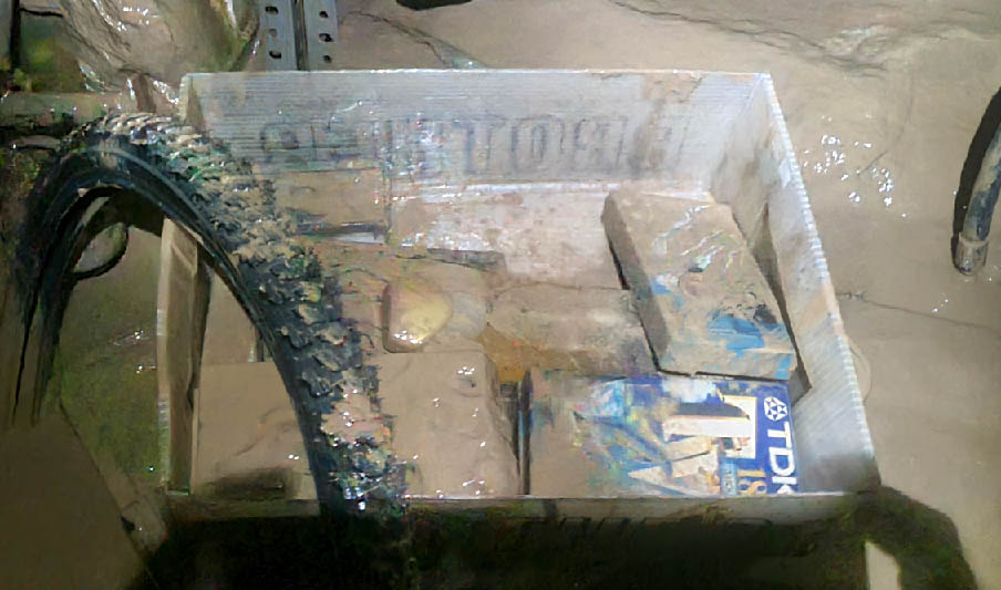 Cintas VHS dañadas por el barro tras las inundaciones de la DANA en Valencia, dentro de un trastero