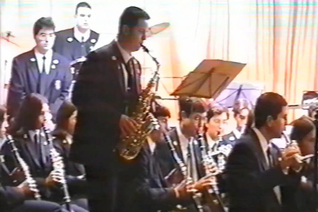Fotograma de un concierto de 2001 recuperado de una cinta VHS digitalizada tras una riada.
